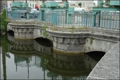 Quelle est cette station thermale de Charente-Maritime dont le port de Ribérou, à l'embouchure de la Seudre est barré d'un pont à écluse ?