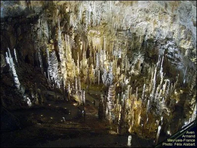 Dans quelle grotte de la région Occitanie se trouve la plus grande stalagmite du monde, s'élevant à 30m ?