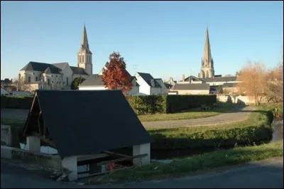 Où se trouve ce bourg d'environ 2000 habitants, Vernantes, qui possède deux clochers distants de seulement quelques mètres ?