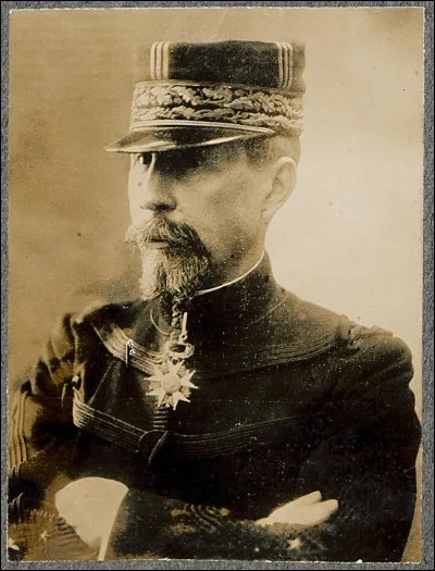 Qui était le général Roques ?