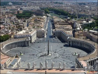Comment s'appelle la grande esplanade située devant la basilique Saint-Pierre ?