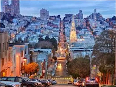 Combien y a-t-il environ d'habitants à San Francisco ?