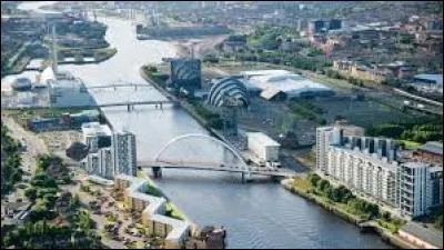 Glasgow est une ville qui se trouve en Irlande.