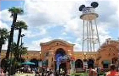 Combien le parc ''Walt Disney studios'' comporte-t-il d'attractions ?