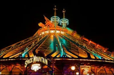 Combien d'attractions le parc "Disneyland" possède-t-il ?