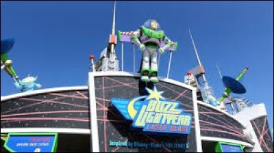 En quelle année fut inaugurée l'attraction "Buzz Lightyear Laser Blast" ?