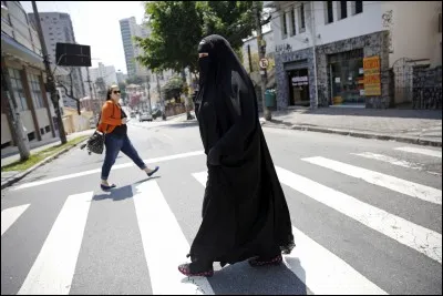 La burqa est un voile intégral d'origine afghane porté par les femmes principalement en Afghanistan, au Pakistan.