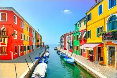 Burano est une île appartenant à l'Espagne.