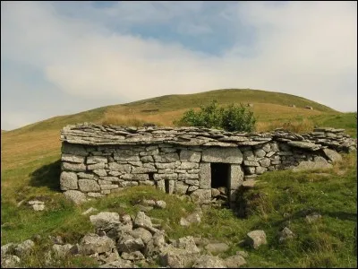 Un buron est un bâtiment en pierre.