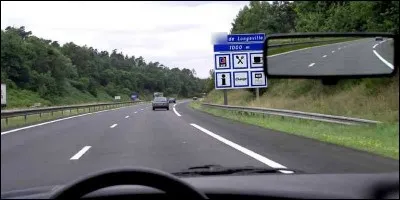 Nous nous arrêterons sur une ____ d'autoroute pour manger et faire le plein.