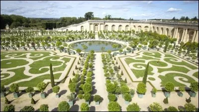 Ce gigantesque jardin a une ____ de 815 hectares.