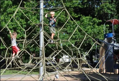 Nous allons emmener les enfants dans une ____ de jeux.