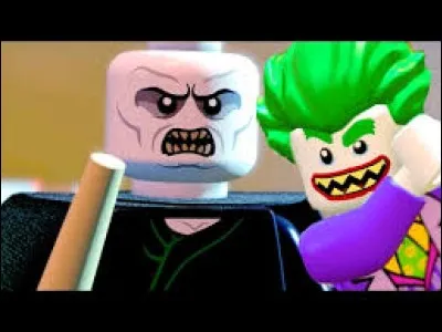 En quoi sont transformés tous les habitants de Gotham par Voldemort ?