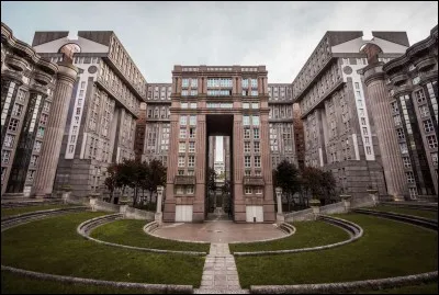 A Noisy-le-Grand on peut admirer les Arènes de Picasso et le Palacio d'Abraxas. Les habitants sont...