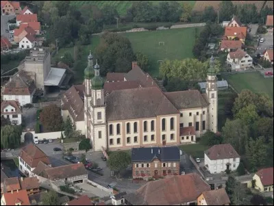 De style baroque allemand, l'abbatiale Saint-Maurice fait la renommée d'Ebermunster. Ses habitants sont...