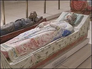 Comment appelle-t-on les effigies funraires couches du Moyen-ge ?