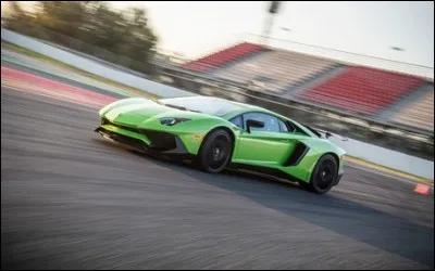 Voici la rapide Lamborghini Aventador. Quelle est sa vitesse maximale ?