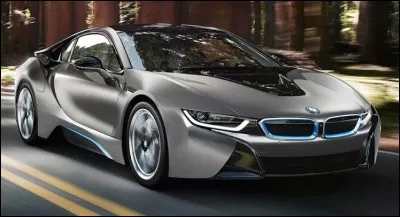 La très futuriste BMW I8. En quelle année le modèle fut-il lancé ?