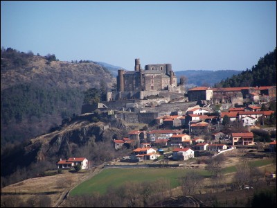 Arsac-en-Velay, commune de 1200 habitants de moyenne montagne - à 700 mètres d'altitude, est dominée par le château de Bouzols. Dans quel département se trouve-t-elle ?