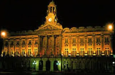 Ville du Nord, avec comme spécialités, des bonbons succulents et une liqueur. Quelle est cette ville ?