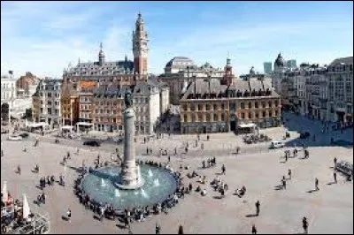 Très belle ville du Nord, avec un fromage comme spécialité. Dans cette ville se déroule une des plus grandes braderies d'Europe. Quelle est cette ville ?
