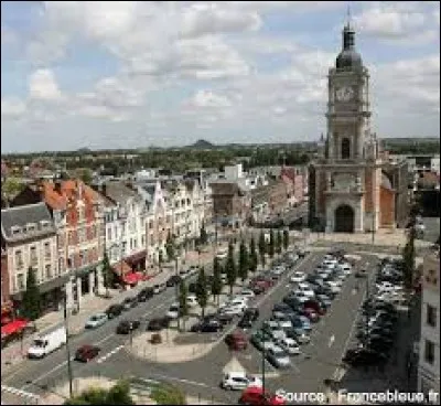 Très belle ville du Nord-Pas-de-Calais où l'on trouve un musée d'histoire et un immense stade de foot. Quelle est cette ville ?