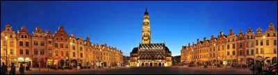 Très belle ville du Nord-Pas-de-Calais avec une tarte au sucre comme spécialité et une place magnifique. Quelle est cette ville ?