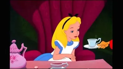 Qui chante la chanson : "Et nous souhaitons à tout le monde avec nos vux sincères, un joyeux non-anniversaire, un joyeux non-anniversaire..." ?