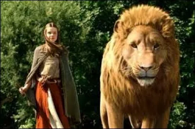 Dans "Le Monde de Narnia", où les quatre enfants découvrent-ils un passage secret menant à un monde fantastique ?