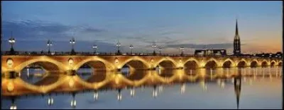 Nouvelle-Aquitaine - Quel fleuve passant par Bordeaux le pont-de-pierre enjambe-t-il ?