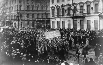 Du 8 au 12 mars 1917, se déroule la première phase de la Révolution russe, "de février". Qui est alors renversé ?
