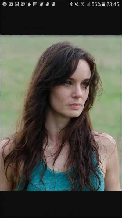 Qui opère Laurie dans la prison lorsque qu'elle accouche ?