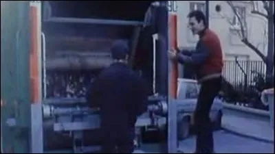 Quelle ville est "une grande poubelle qui est pleine depuis si longtemps" selon Taxi Girl ?