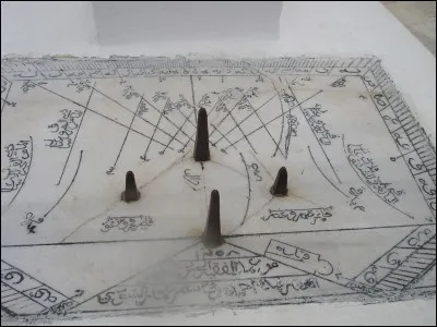 Cadran solaire primitif.