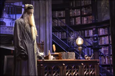 Qui est le directeur de Poudlard dans le tome 8 ?