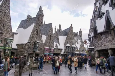 Combien de personnes se retrouvent dans la cabane abandonnée à Pré-au-Lard ? (tome 3)