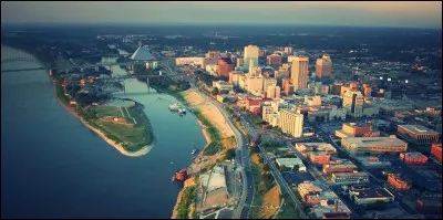 Qui est le premier chanteur de "Sur la route de Memphis" ?