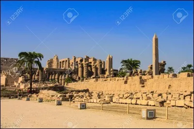 Quel est le nom de la première capitale égyptienne, la plus durable ?