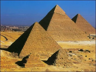 Dans l'ordre précis de la plus grande à la plus petite pyramide, pour quels pharaons ont-elles été érigées ?