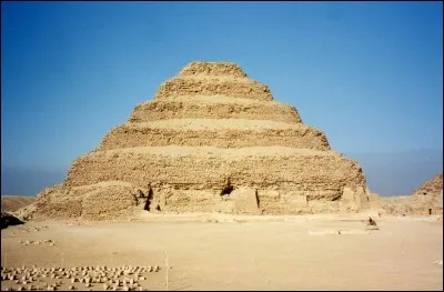 Trouve les mots manquants : 
 À ... a été érigée la première pyramide à degrés par ... pour ...