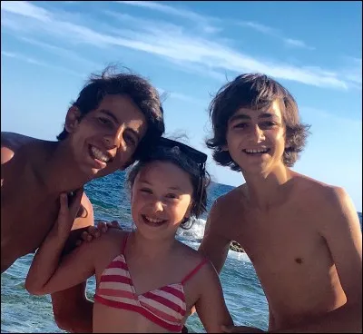 À qui Gloria fait-elle toujours des câlins et des taquineries ?