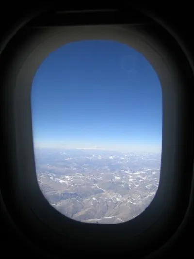 Comment appelle-t-on la sorte de fenêtre qui est dans un avion ?