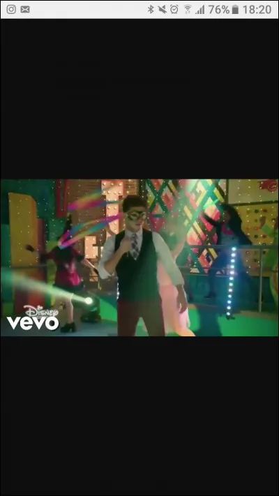 Et pour finir, comment s'appelle la première chanson de la saison 2 ?