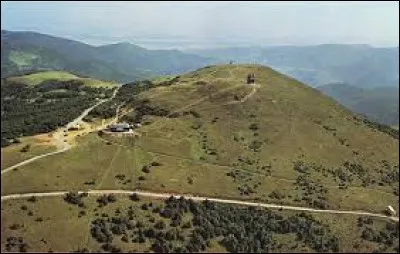 Culminant à plus de 1200 mètres, ce sommet touche plusieurs départements de la région Grand Est et de Bourgogne-Franche-Comté. Il se nomme ...