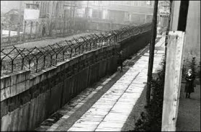 Dans quelle ville se situait ce mur, commencé à être détruit en 1989 ?