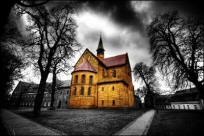 Comment était le château dans le titre d'un roman de Gaston Leroux ?