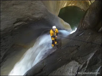 Comment s'appelle le sport qui consiste à glisser sur des rochers qui comme par la lettre C ?