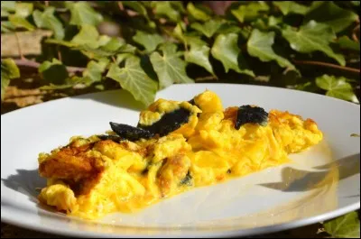Personne ne pense à une omelette tendresse ?! Comme, j'ai un faible pour les ufs battus et une recette simple j'en propose une traditionnellement roulée en terroir périgourdin !