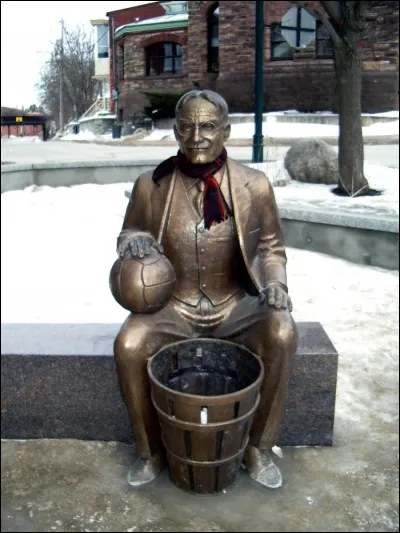 Qui est connu comme &eacute;tant l'inventeur du basket-ball ?