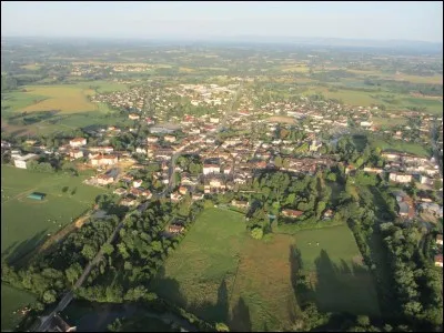 Montrevel-en-Bresse est un bourg de 2 500 habitants, situé en plaine, dans la vallée de la Reyssouze. Dans quel département se trouve-t-il ?